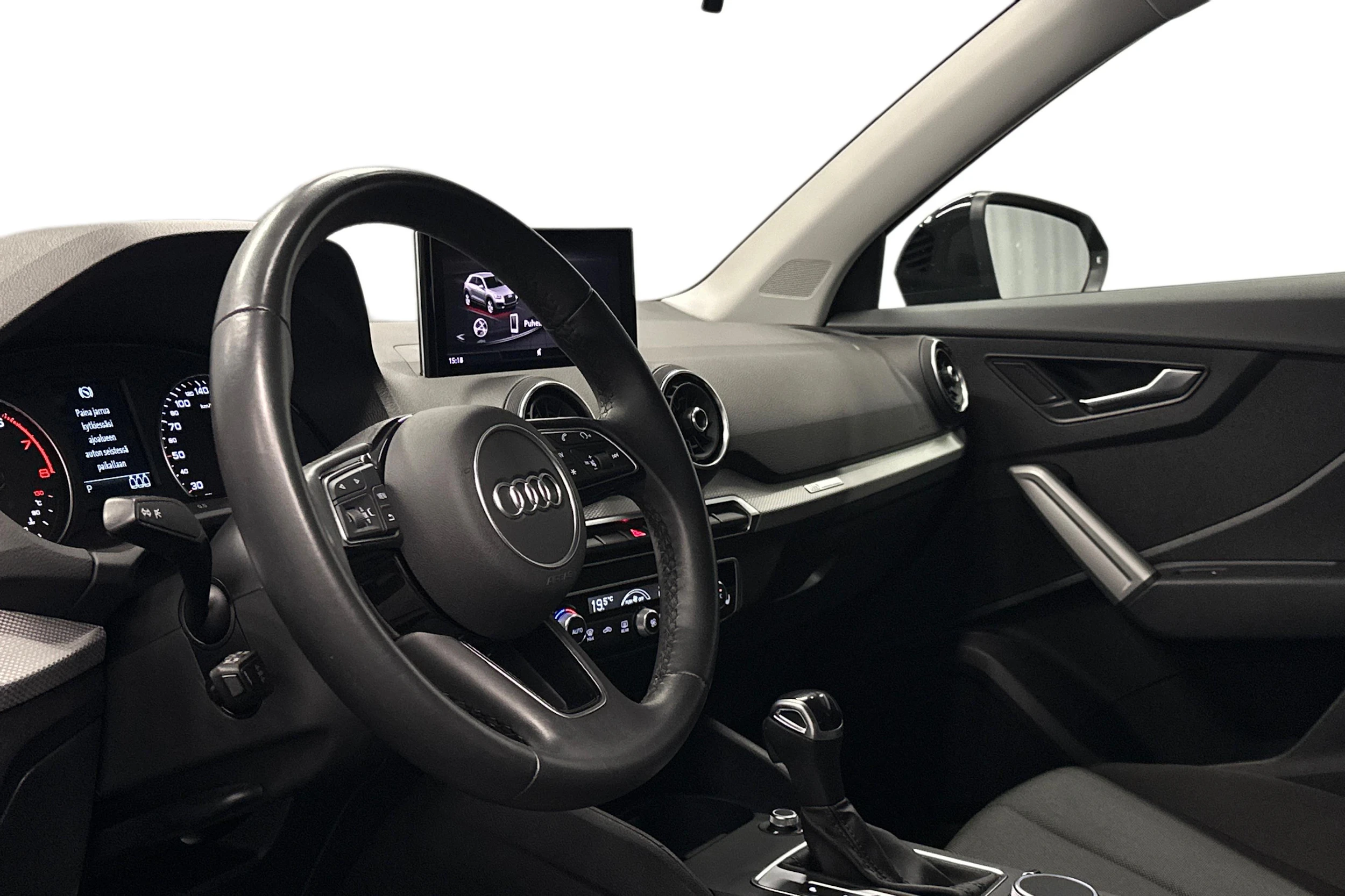 musta Audi Q2 2023 kuva 6.