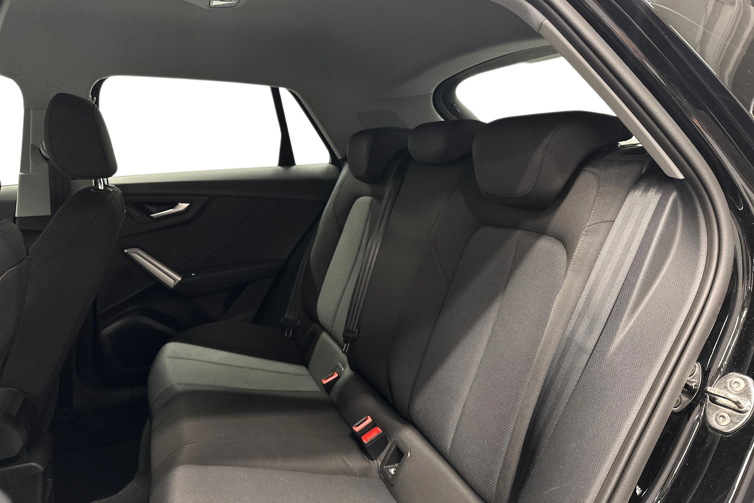 musta Audi Q2 2023 kuva 8.