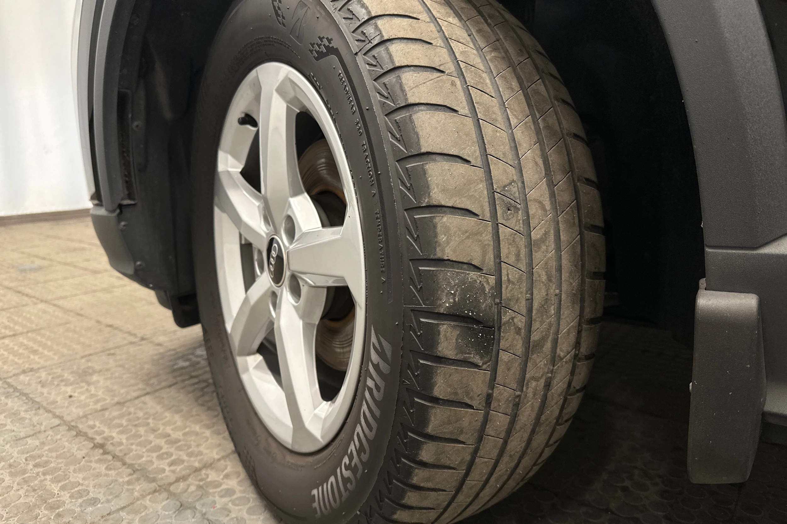 musta Audi Q2 2023 kuva 10.