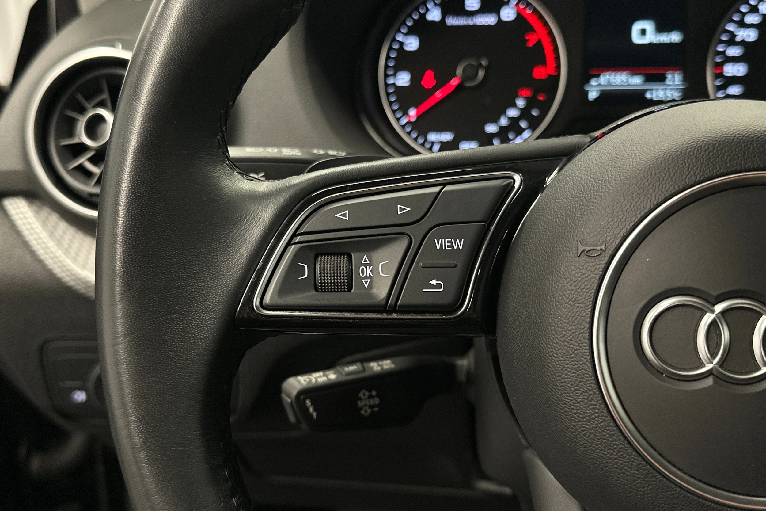 musta Audi Q2 2023 kuva 11.