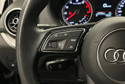 musta Audi Q2 2023 kuva 11.