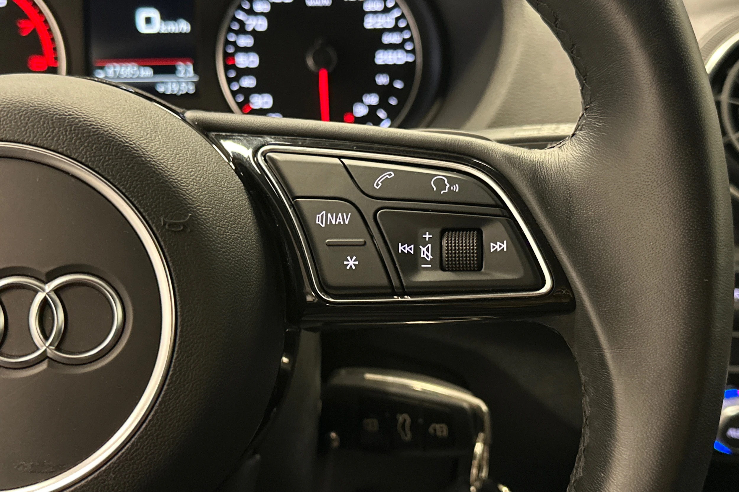 musta Audi Q2 2023 kuva 12.