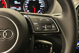musta Audi Q2 2023 kuva 12.
