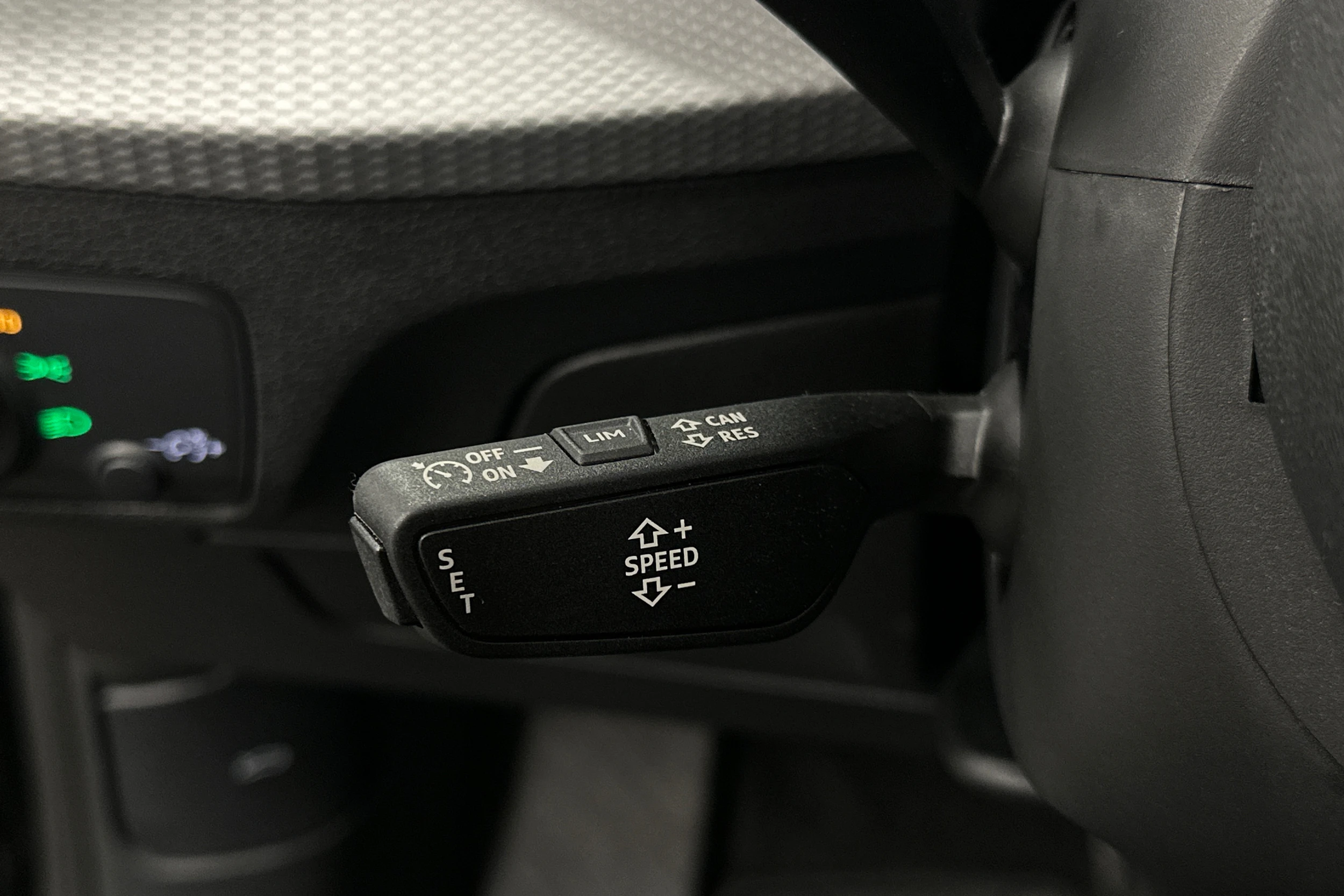 musta Audi Q2 2023 kuva 13.