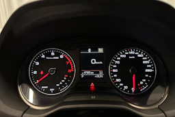 musta Audi Q2 2023 kuva 14.