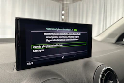 musta Audi Q2 2023 kuva 15.