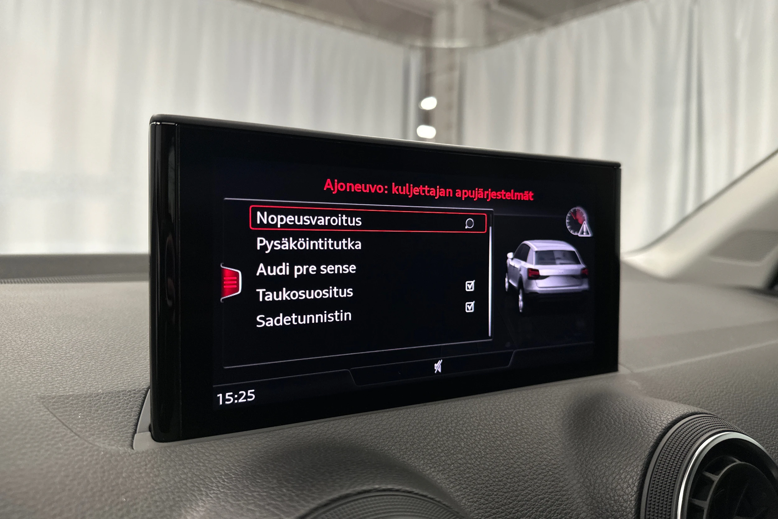 musta Audi Q2 2023 kuva 16.