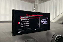 musta Audi Q2 2023 kuva 16.