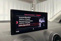 musta Audi Q2 2023 kuva 17.