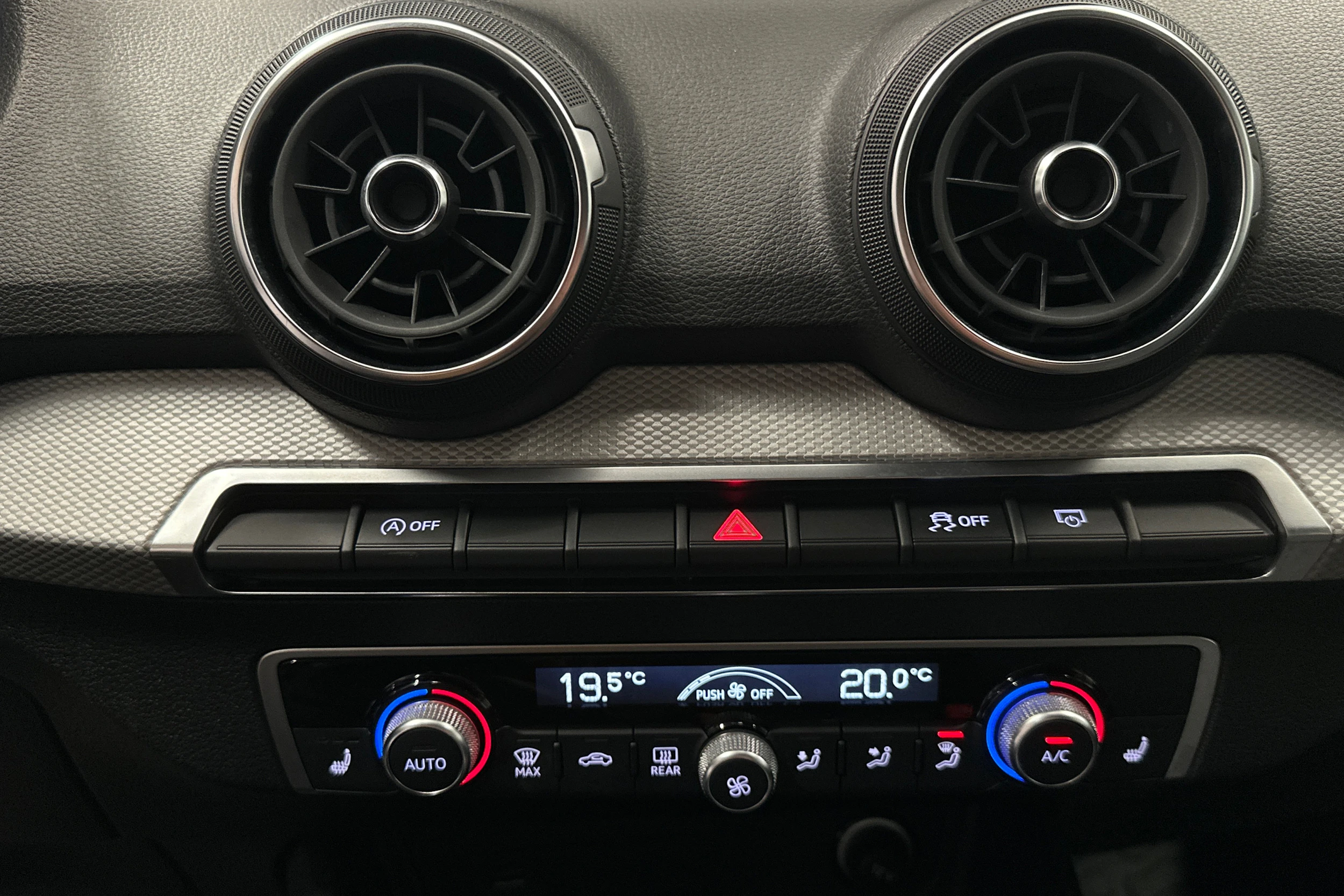 musta Audi Q2 2023 kuva 19.