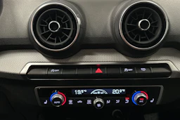 musta Audi Q2 2023 kuva 19.