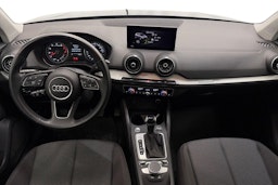 Sininen Audi Q2 2023 kuva 9.