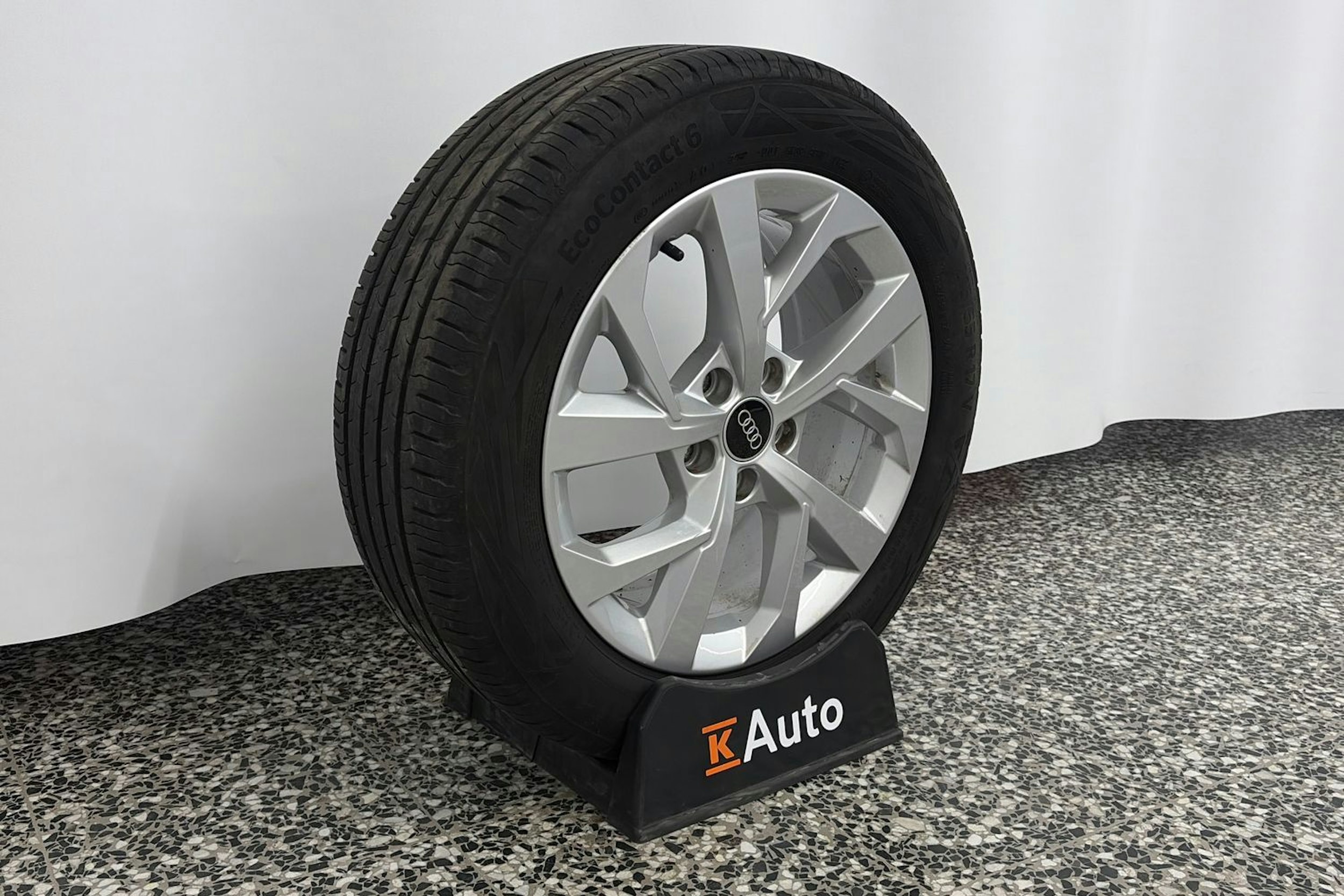 Sininen Audi Q2 2023 kuva 13.