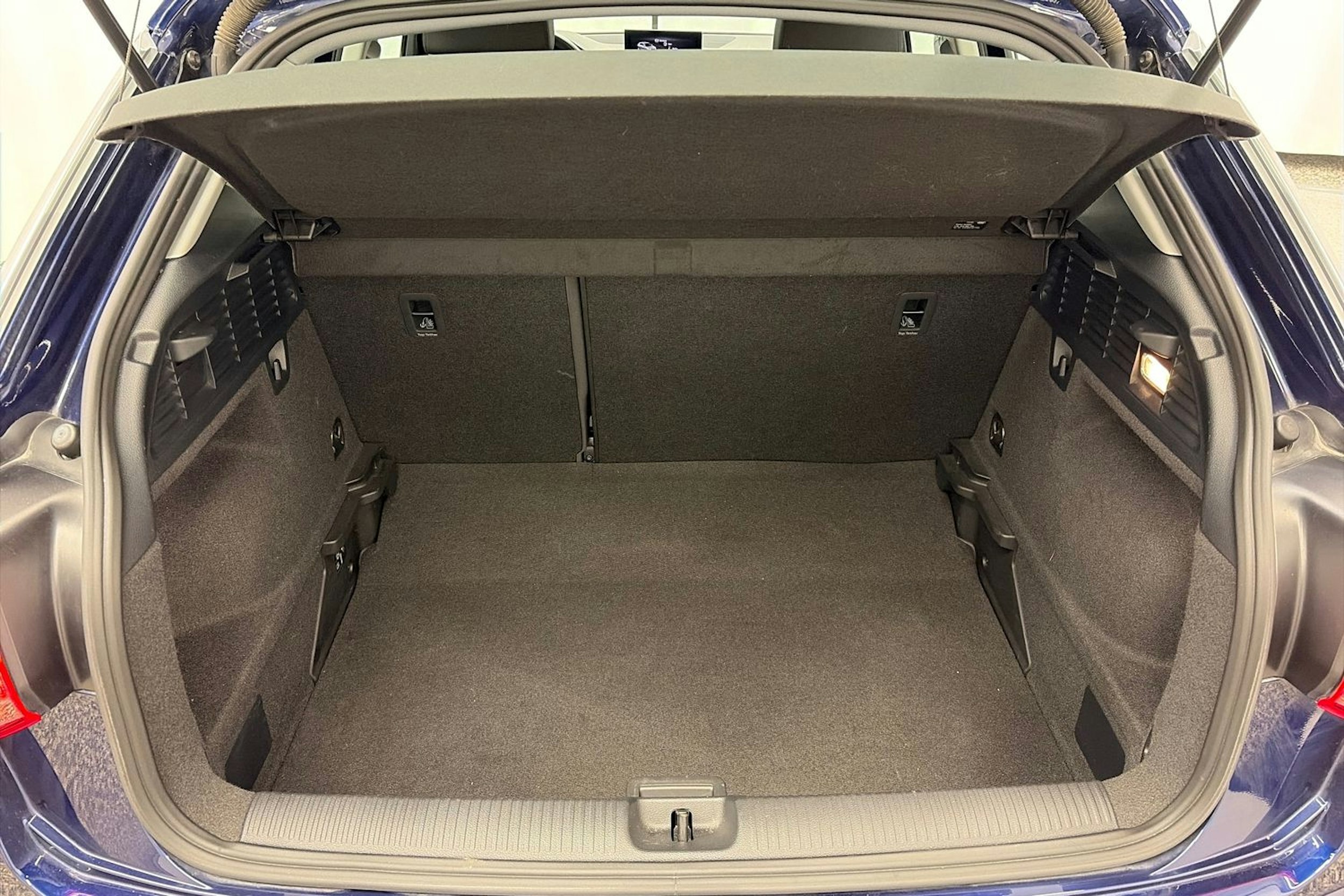 Sininen Audi Q2 2023 kuva 14.