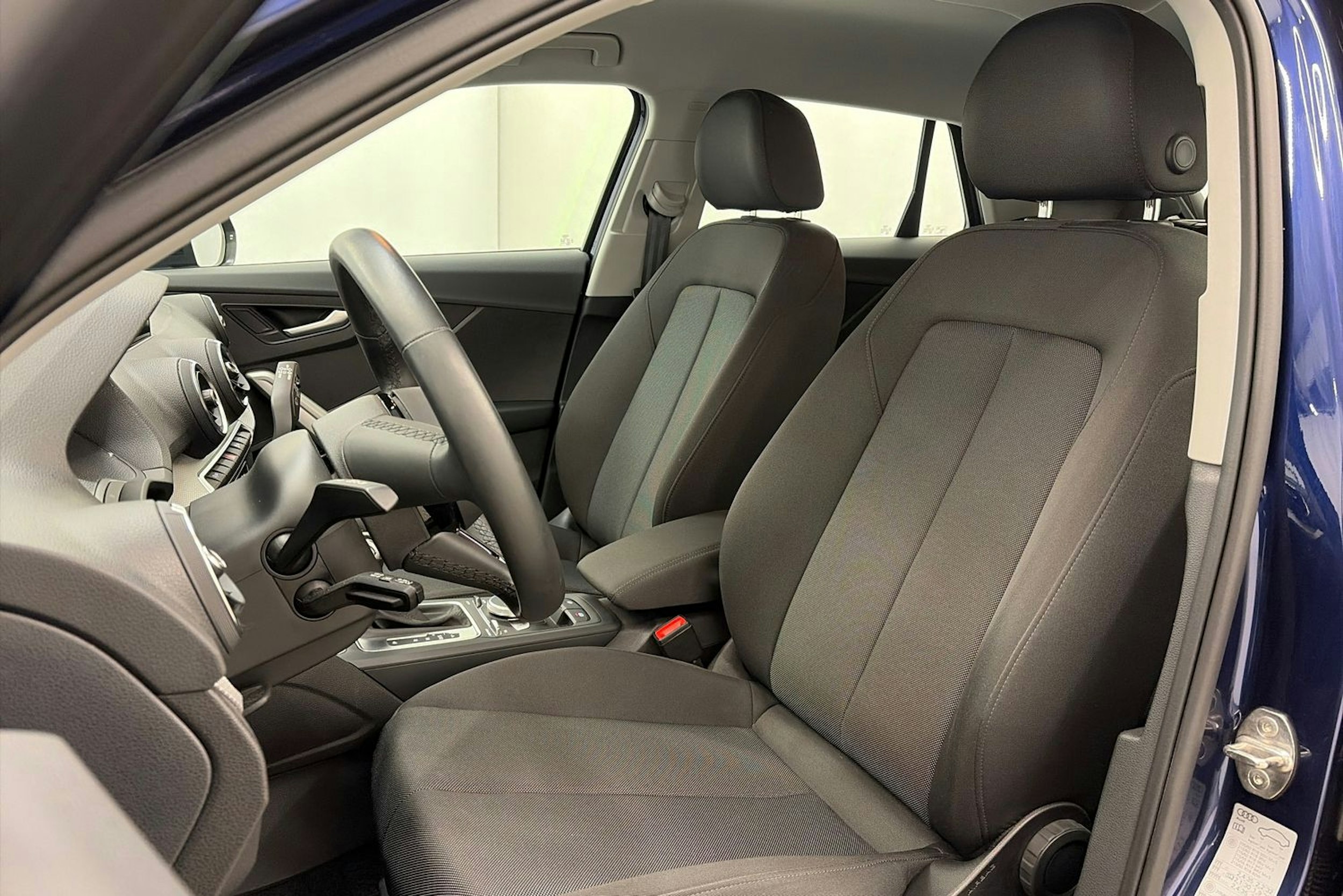 Sininen Audi Q2 2023 kuva 15.