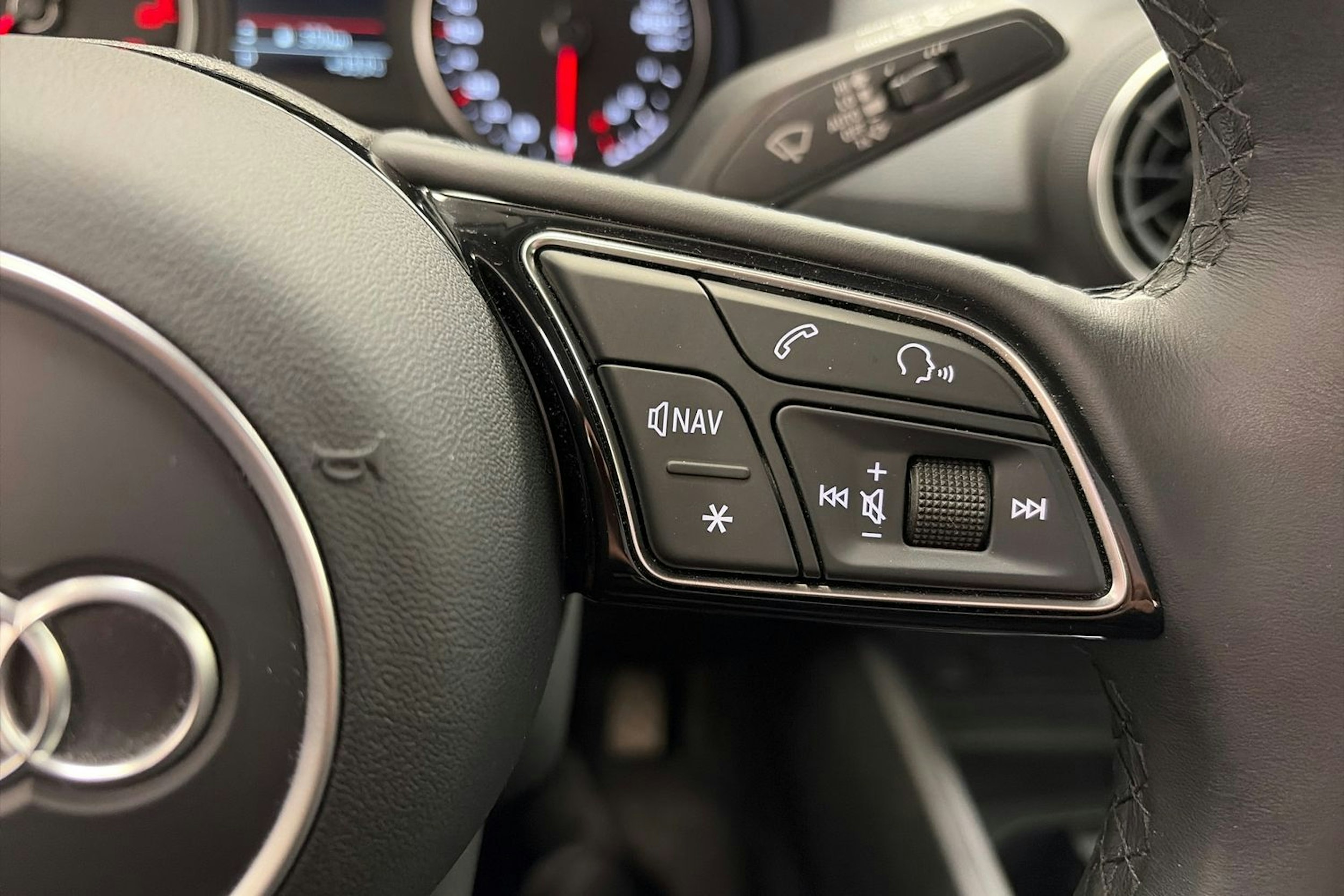 Sininen Audi Q2 2023 kuva 18.