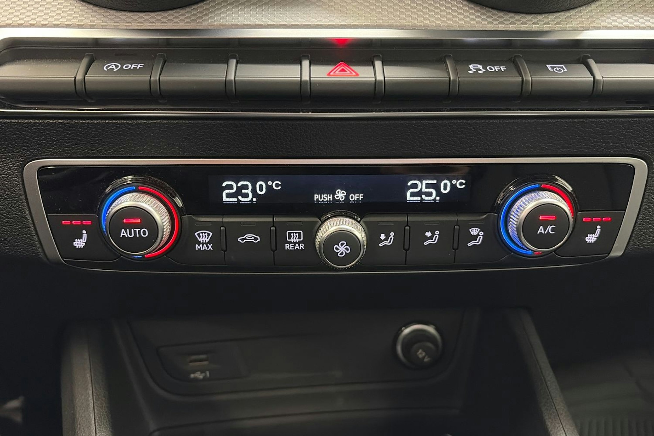 Sininen Audi Q2 2023 kuva 22.