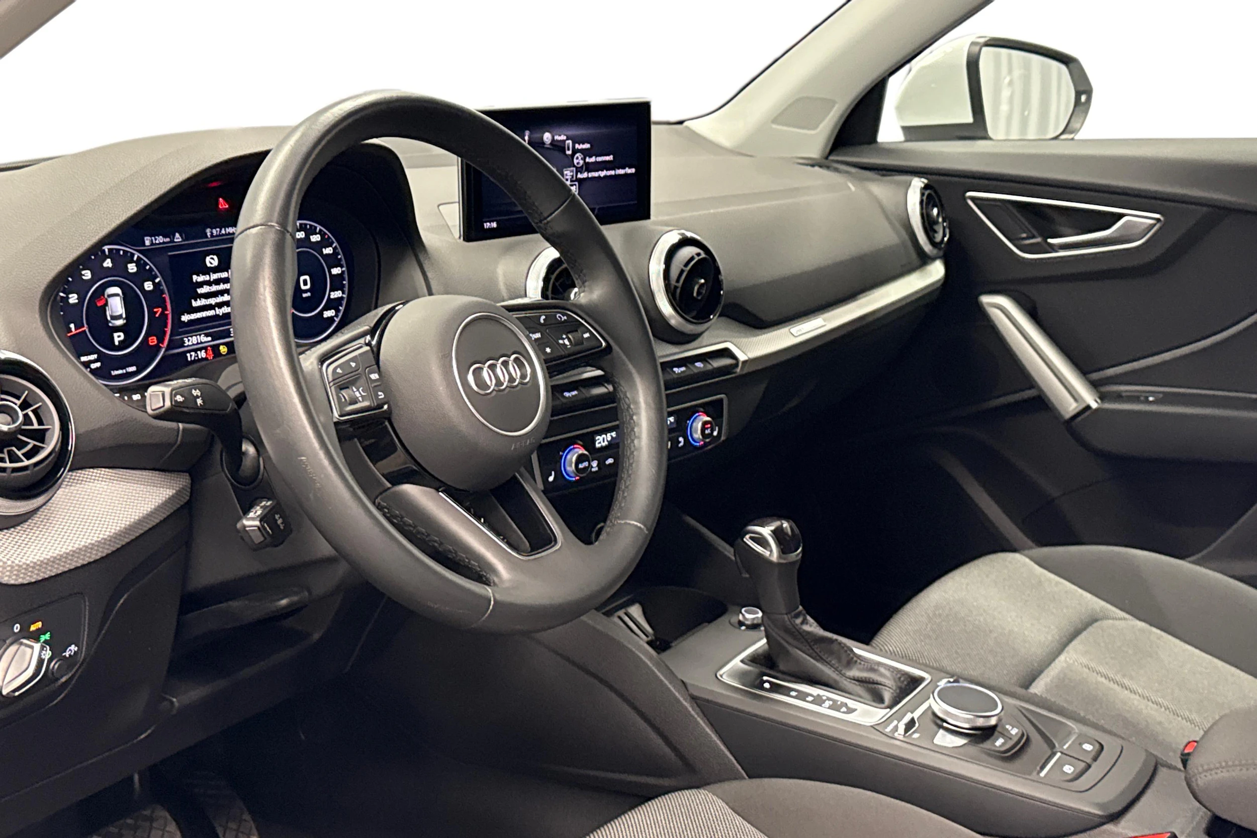 valkoinen Audi Q2 2024 kuva 8.