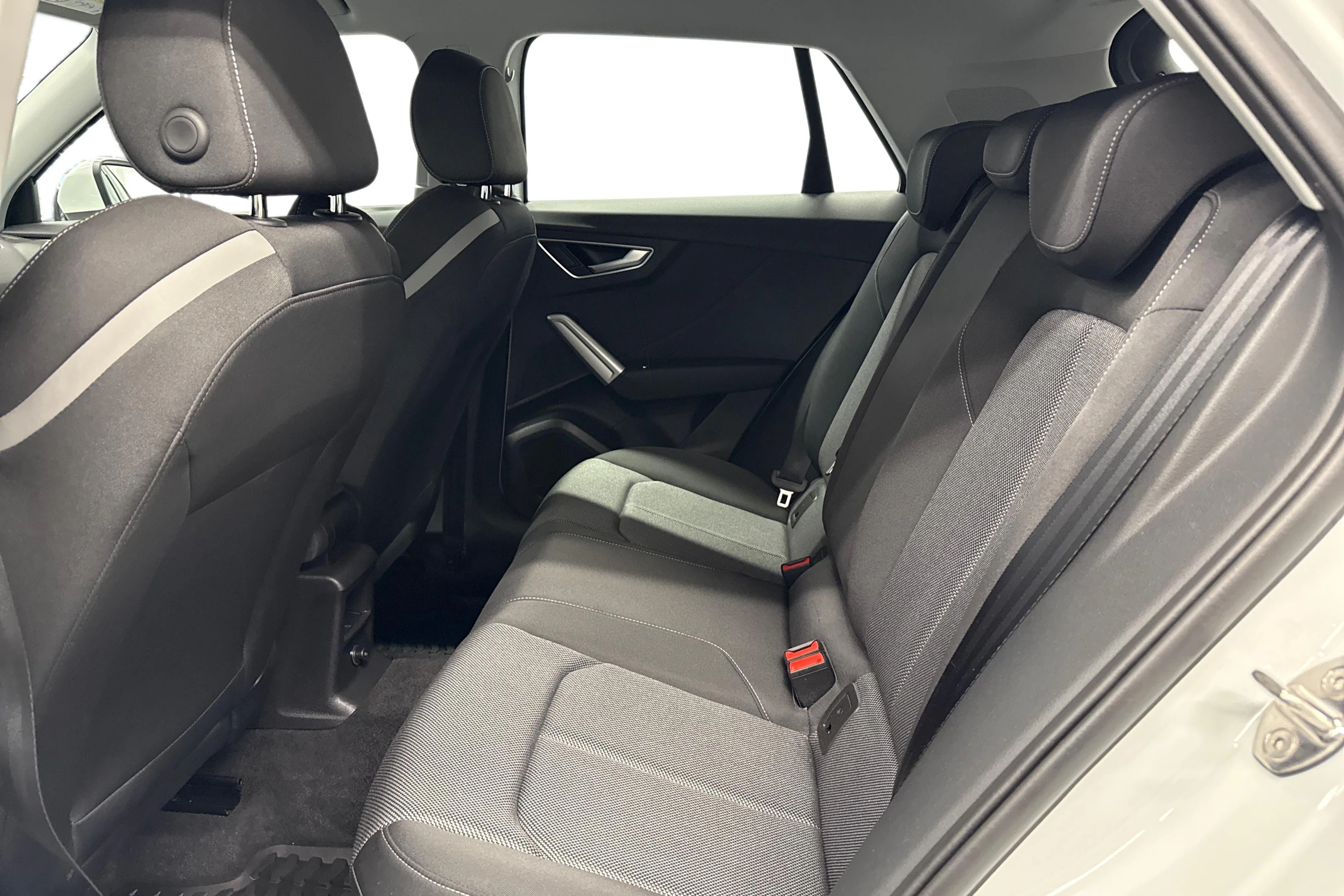 valkoinen Audi Q2 2024 kuva 11.