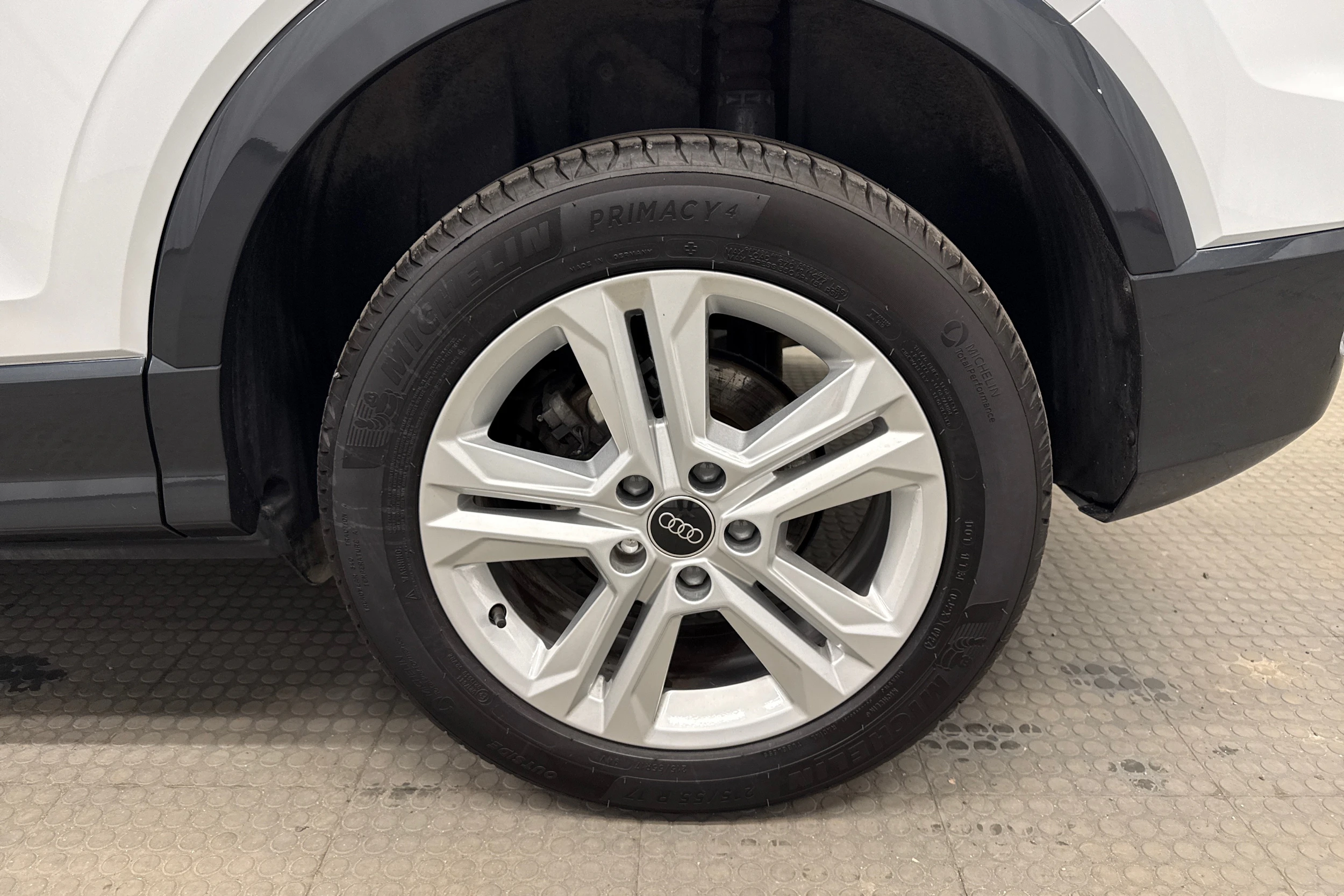 valkoinen Audi Q2 2024 kuva 13.