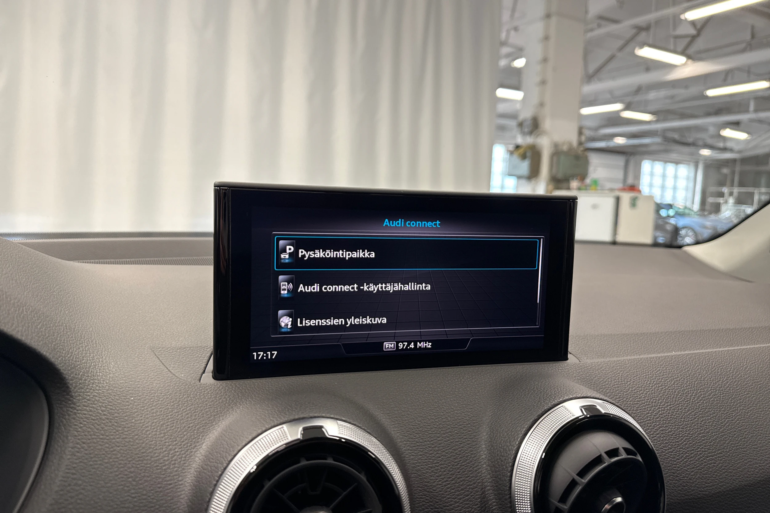 valkoinen Audi Q2 2024 kuva 23.