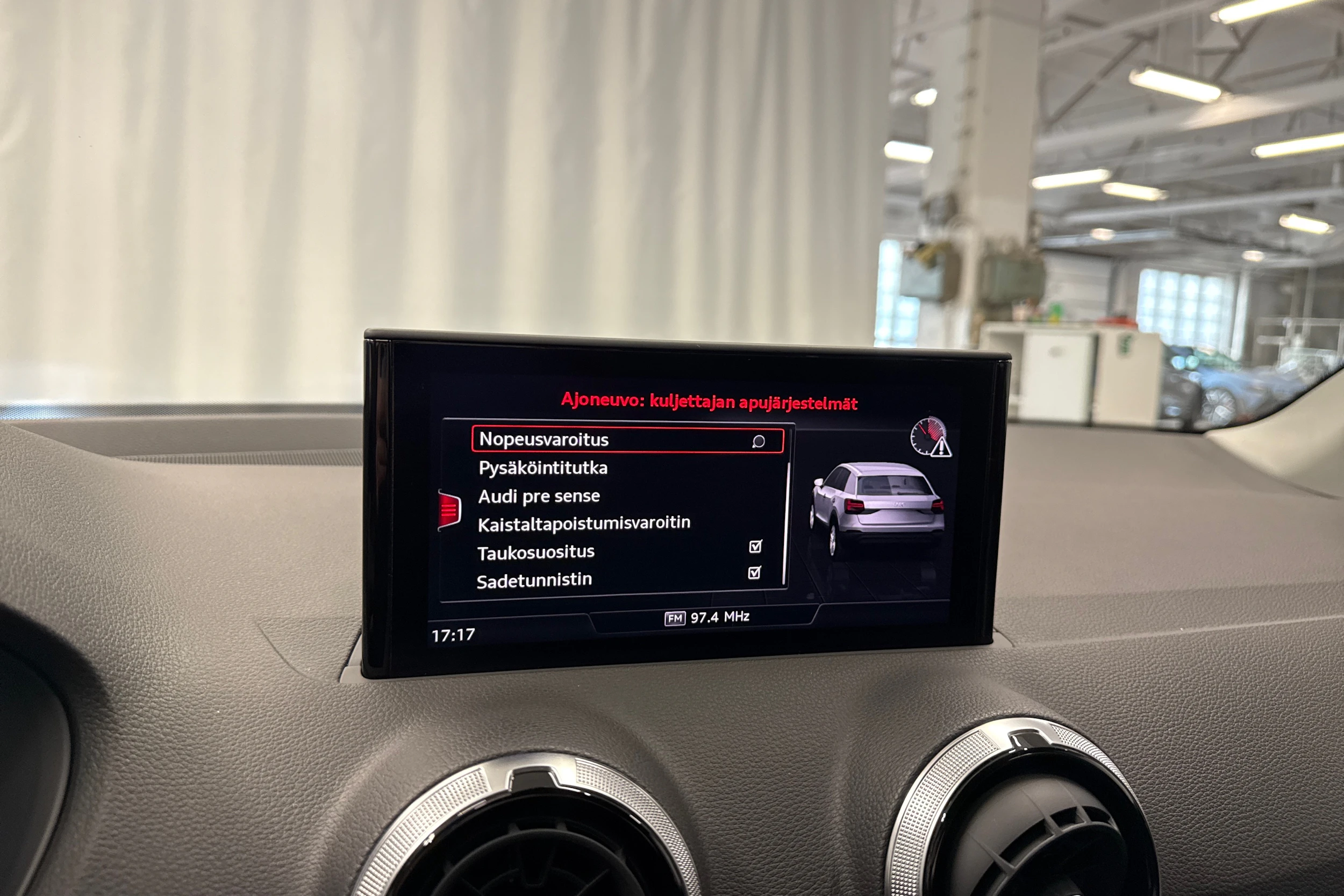 valkoinen Audi Q2 2024 kuva 25.