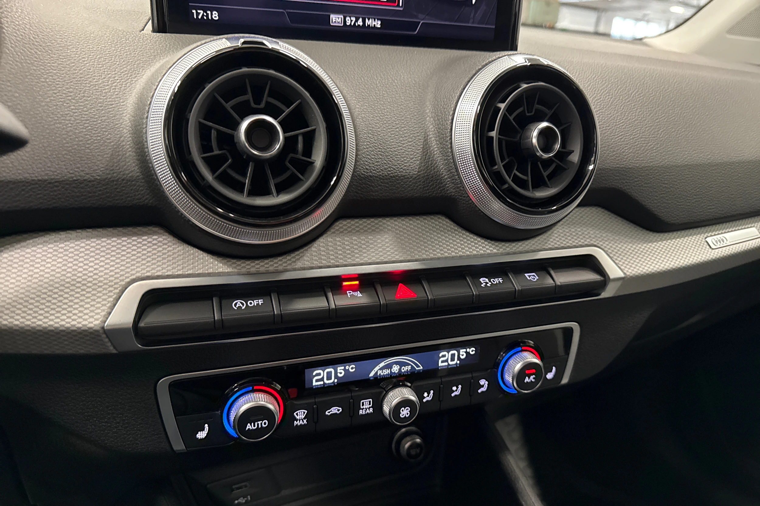 valkoinen Audi Q2 2024 kuva 26.