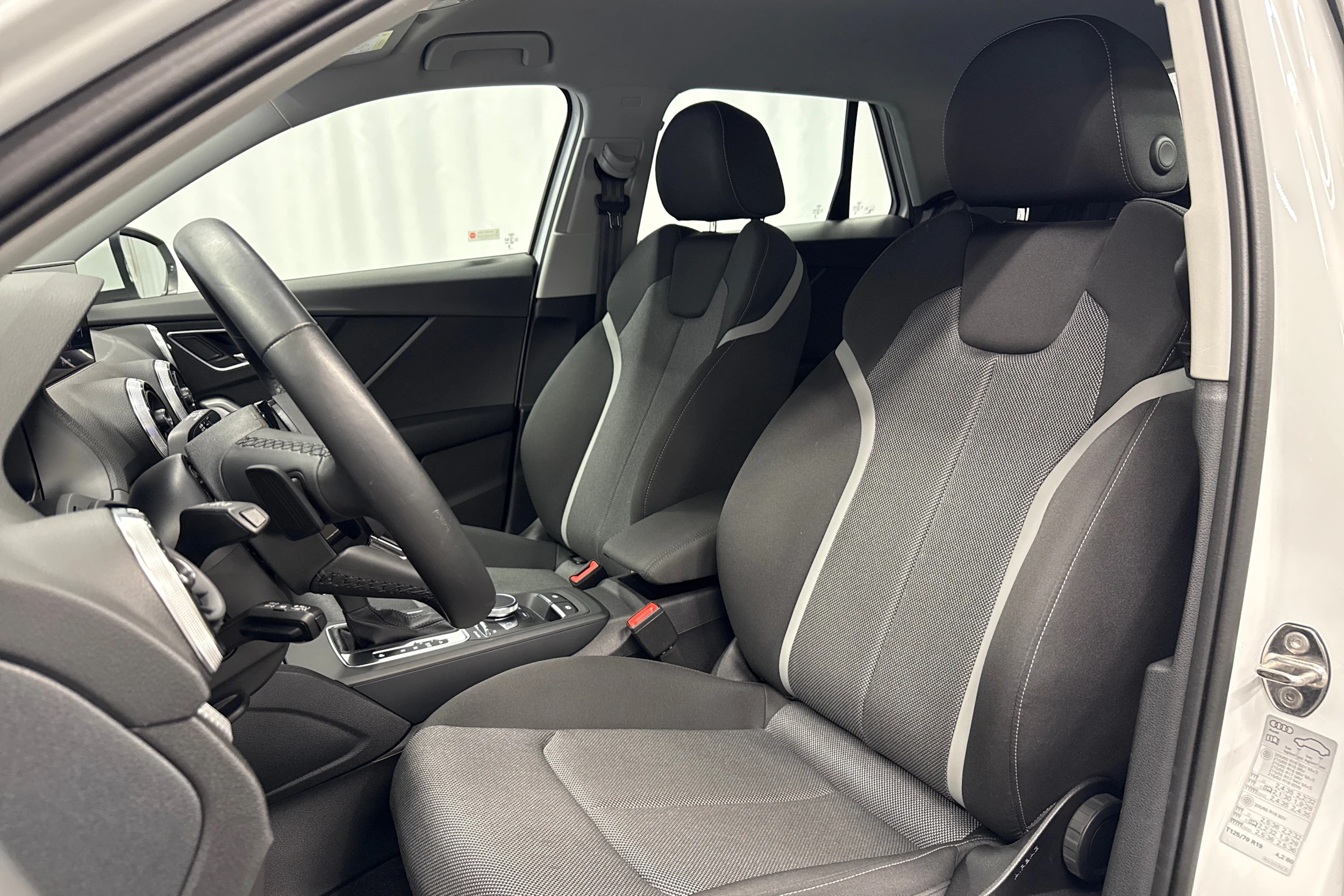 valkoinen Audi Q2 2024 kuva 28.