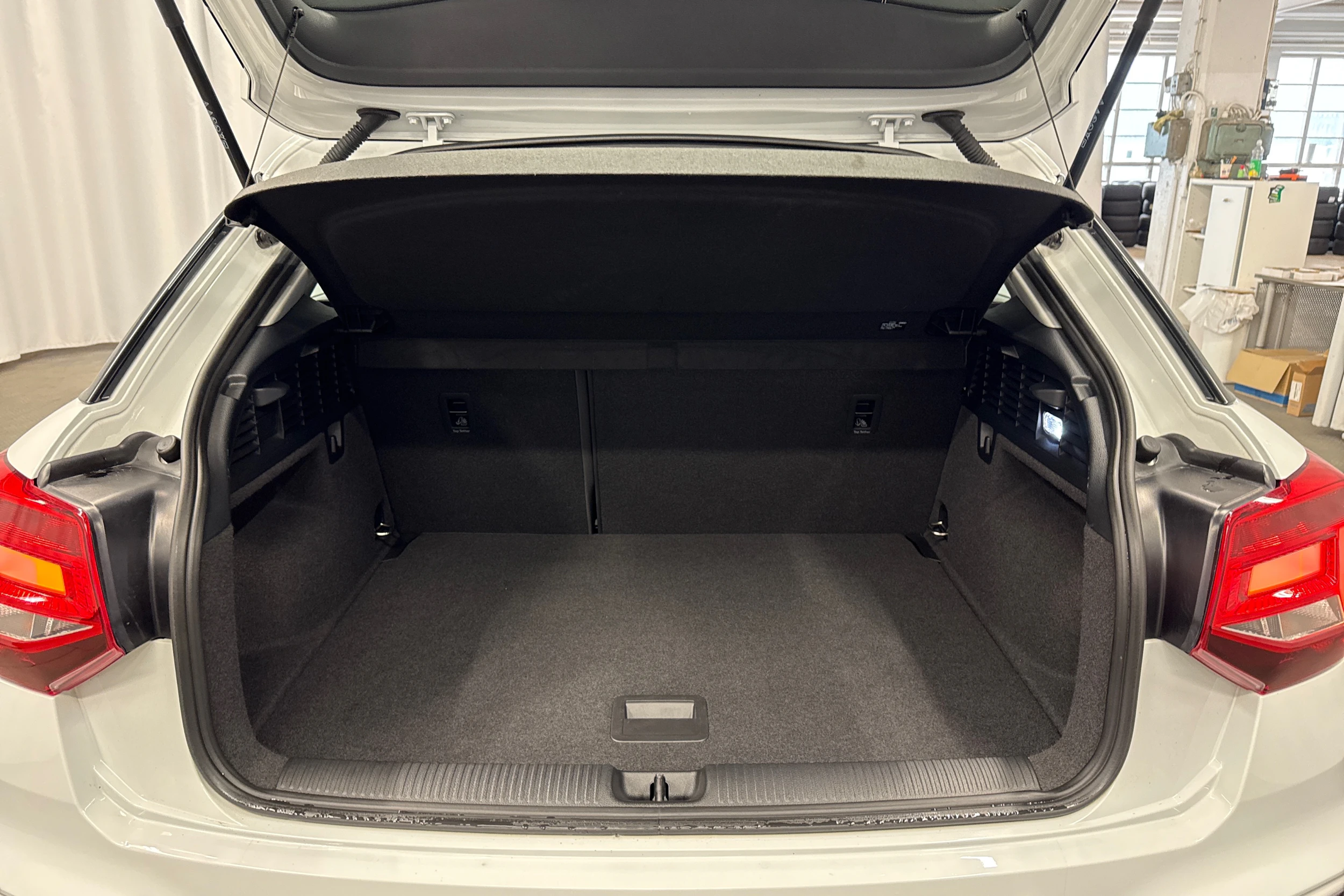 valkoinen Audi Q2 2024 kuva 29.