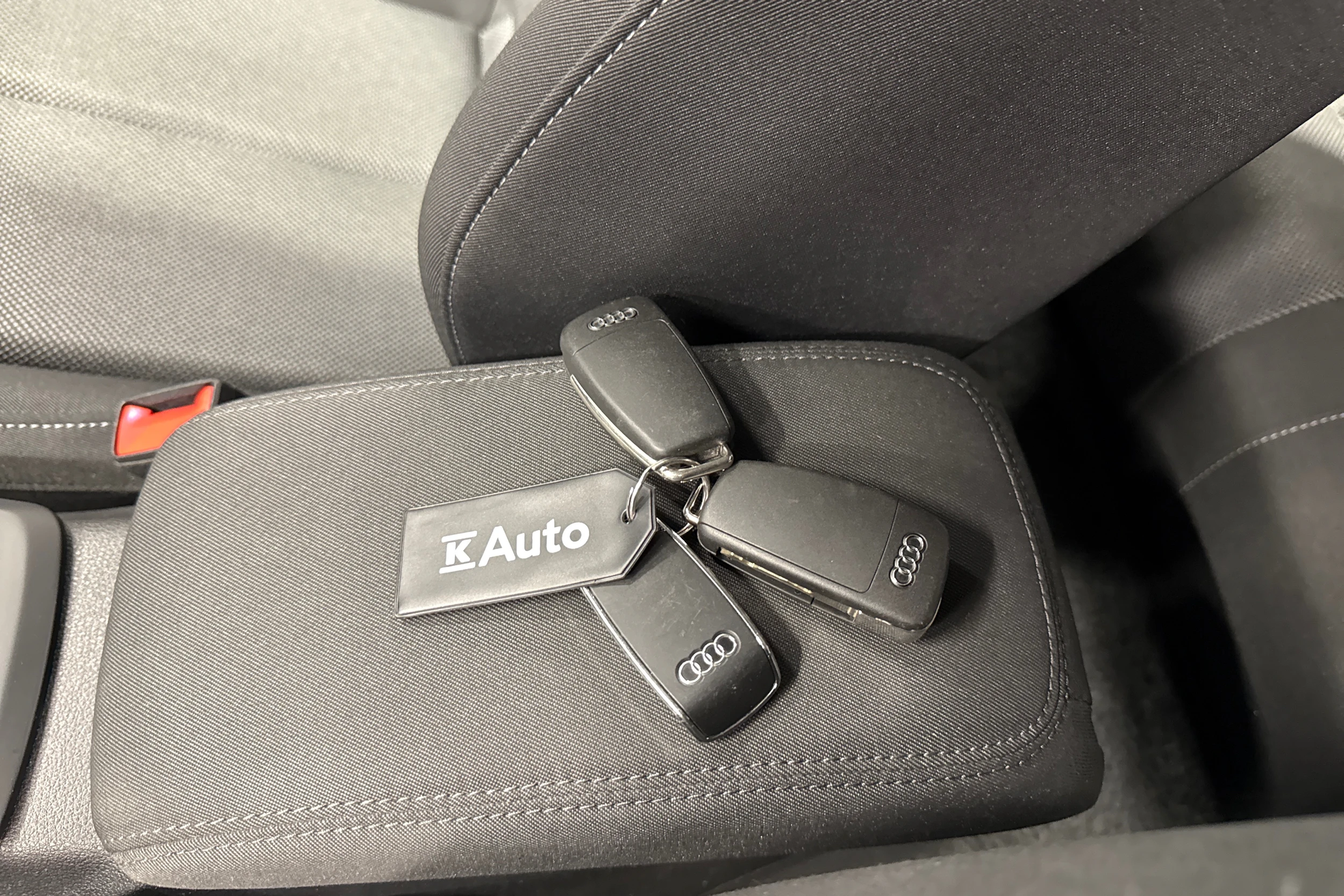 valkoinen Audi Q2 2024 kuva 30.