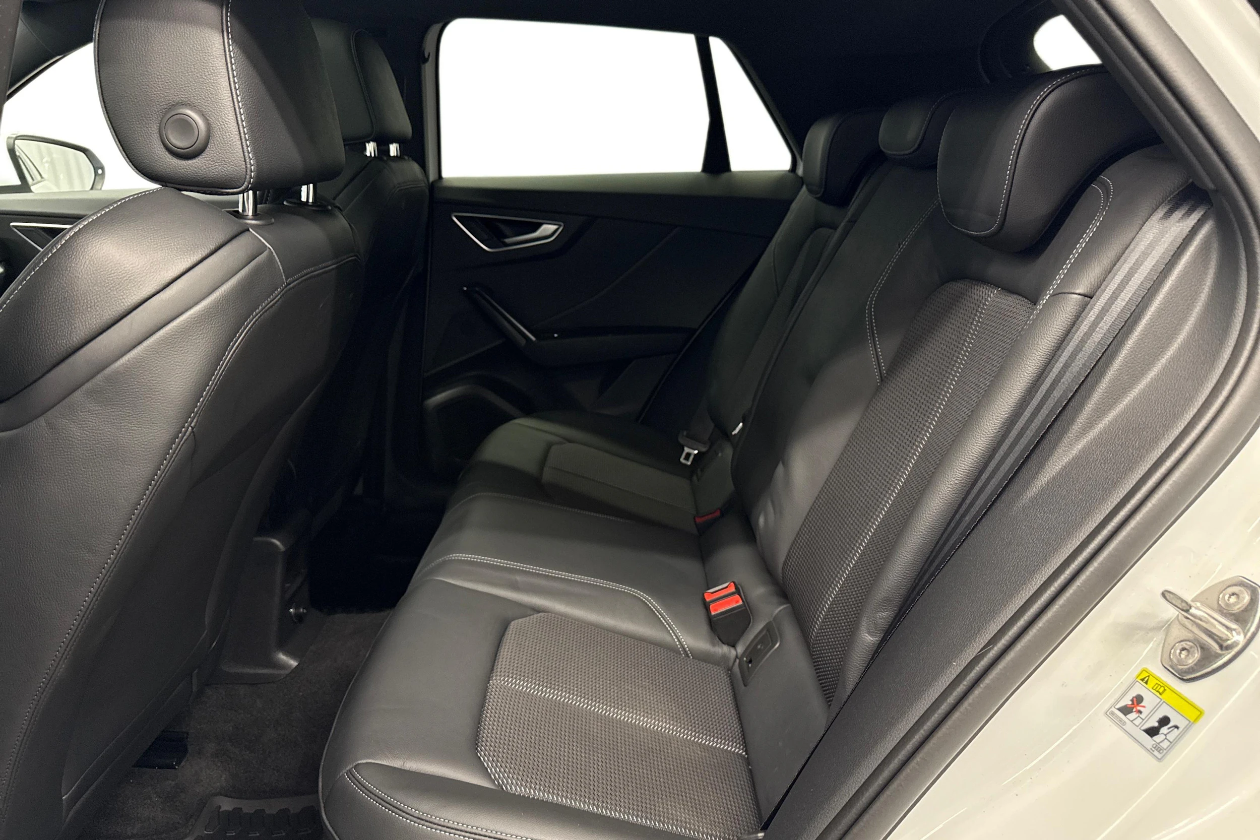 valkoinen Audi Q2 2024 kuva 11.