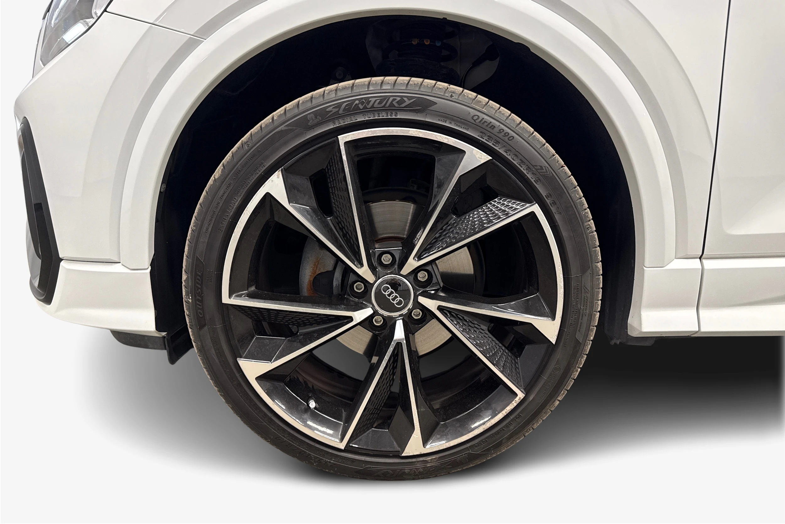 valkoinen Audi Q2 2024 kuva 12.