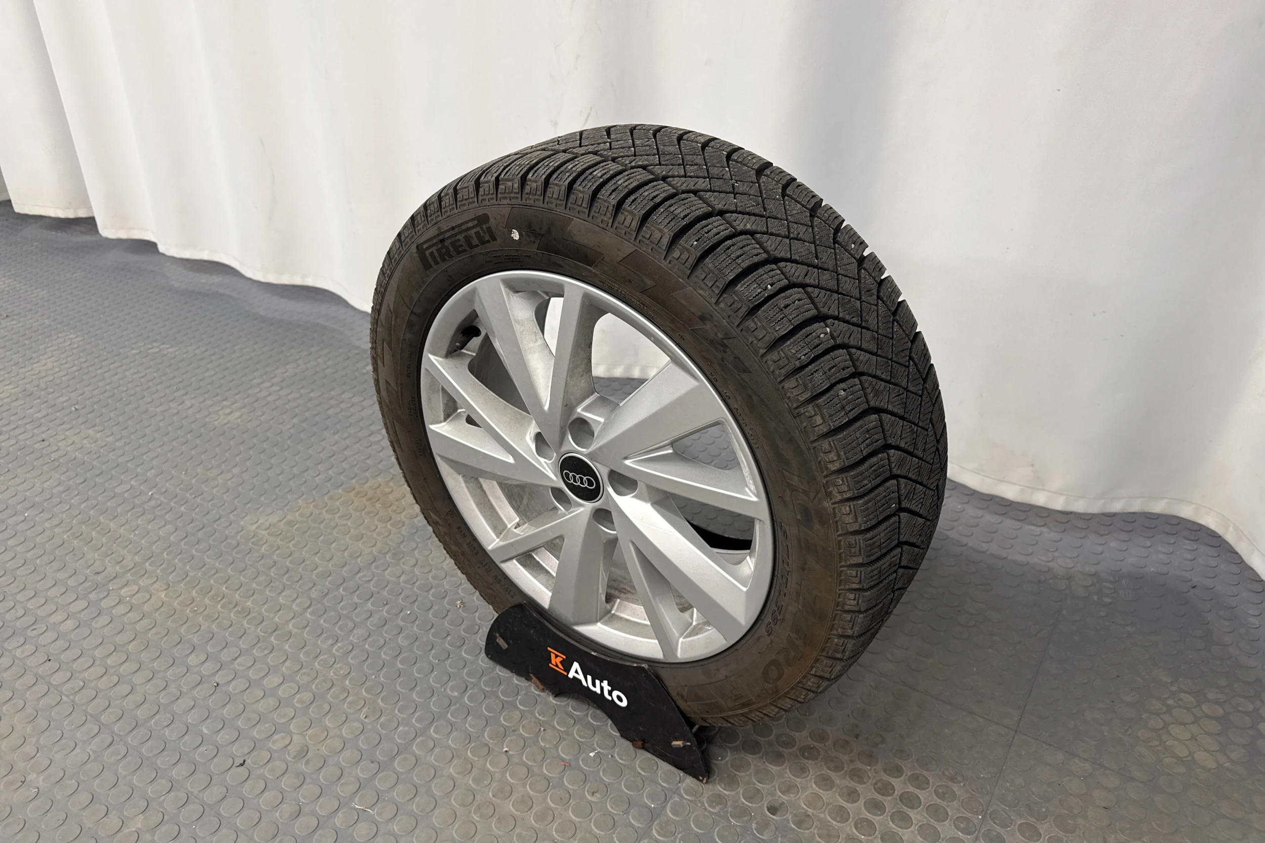 valkoinen Audi Q2 2024 kuva 13.