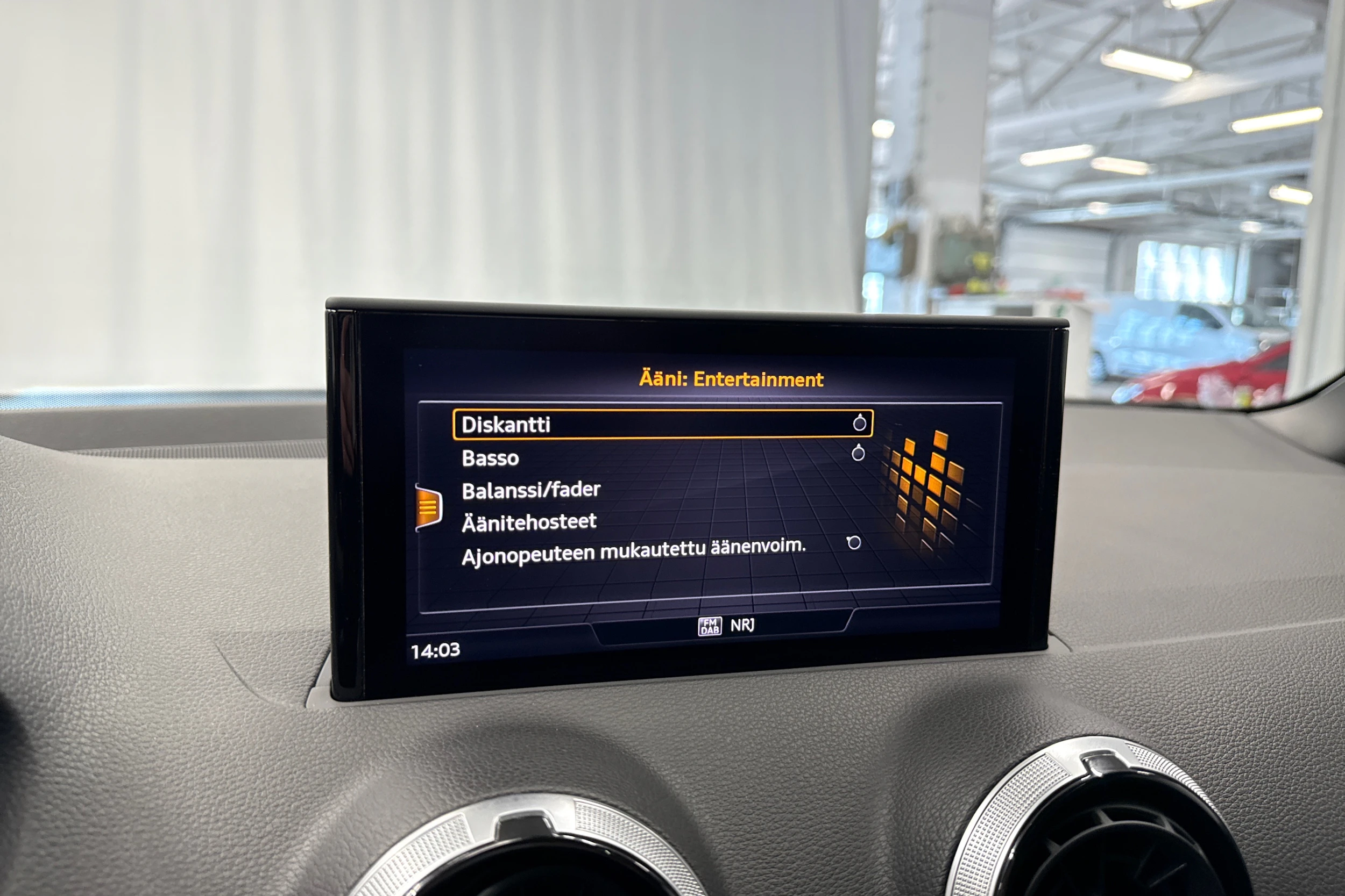 valkoinen Audi Q2 2024 kuva 23.