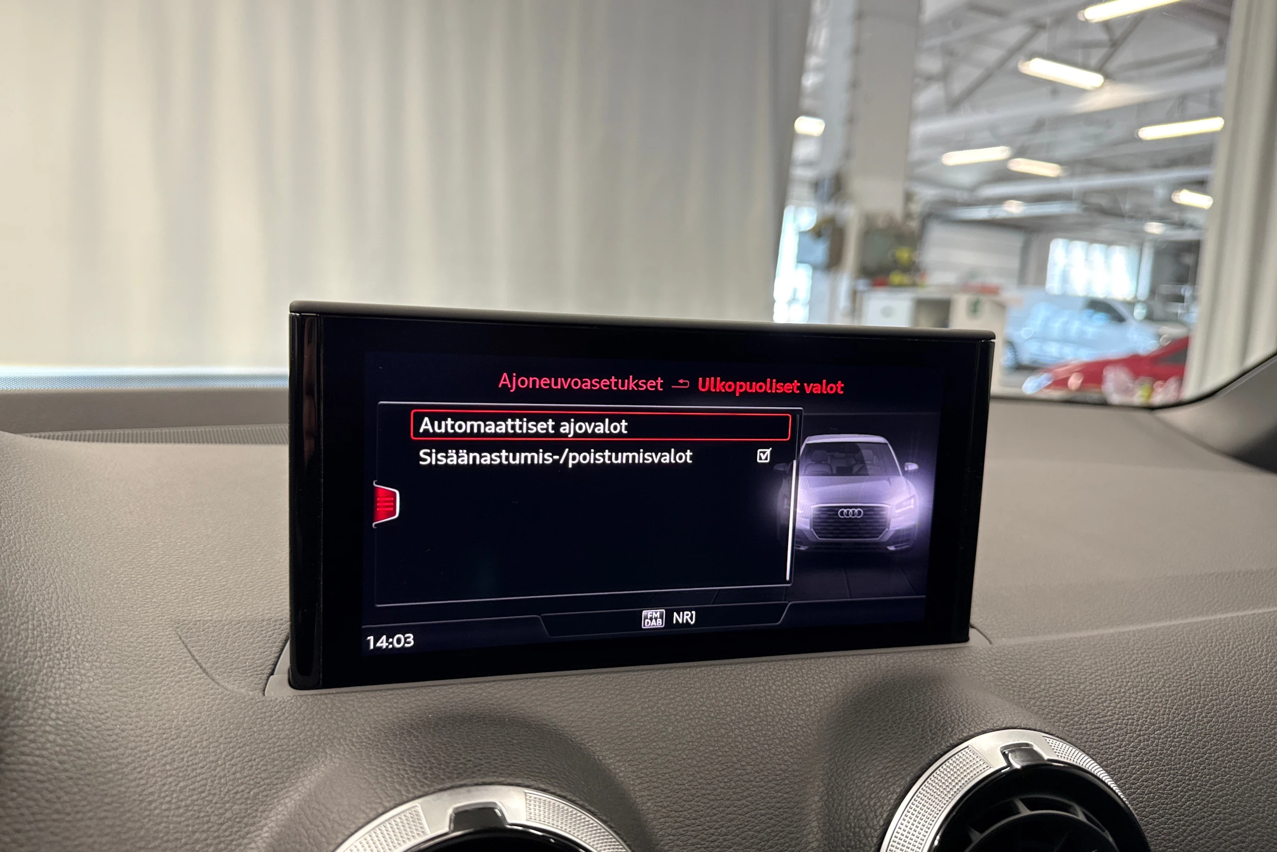 valkoinen Audi Q2 2024 kuva 24.