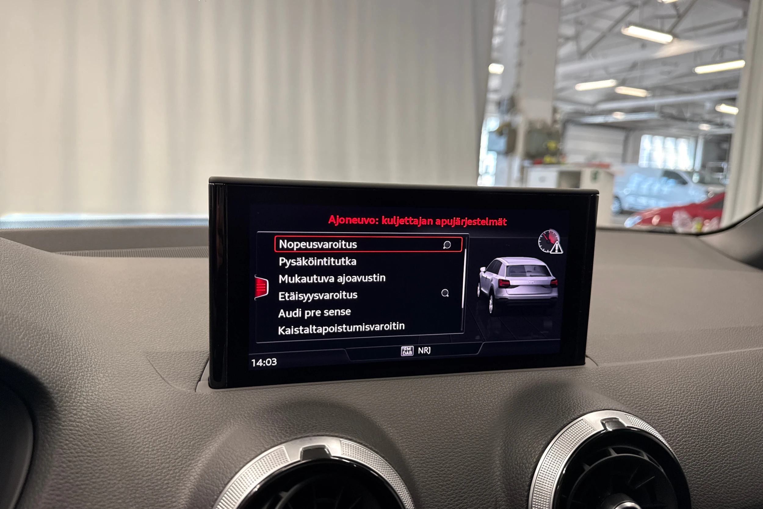 valkoinen Audi Q2 2024 kuva 25.