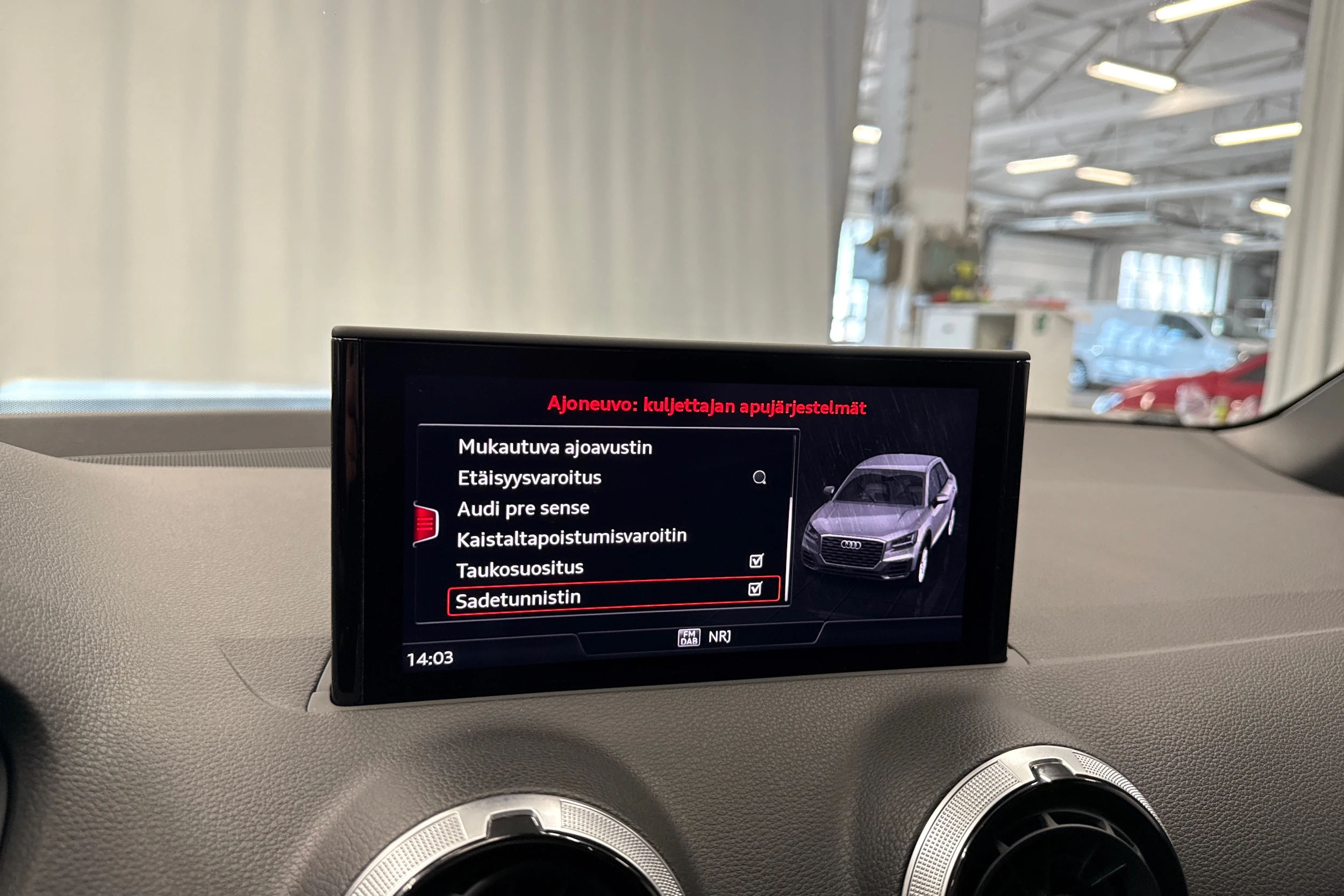 valkoinen Audi Q2 2024 kuva 26.