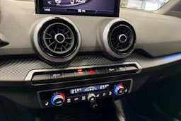 valkoinen Audi Q2 2024 kuva 27.