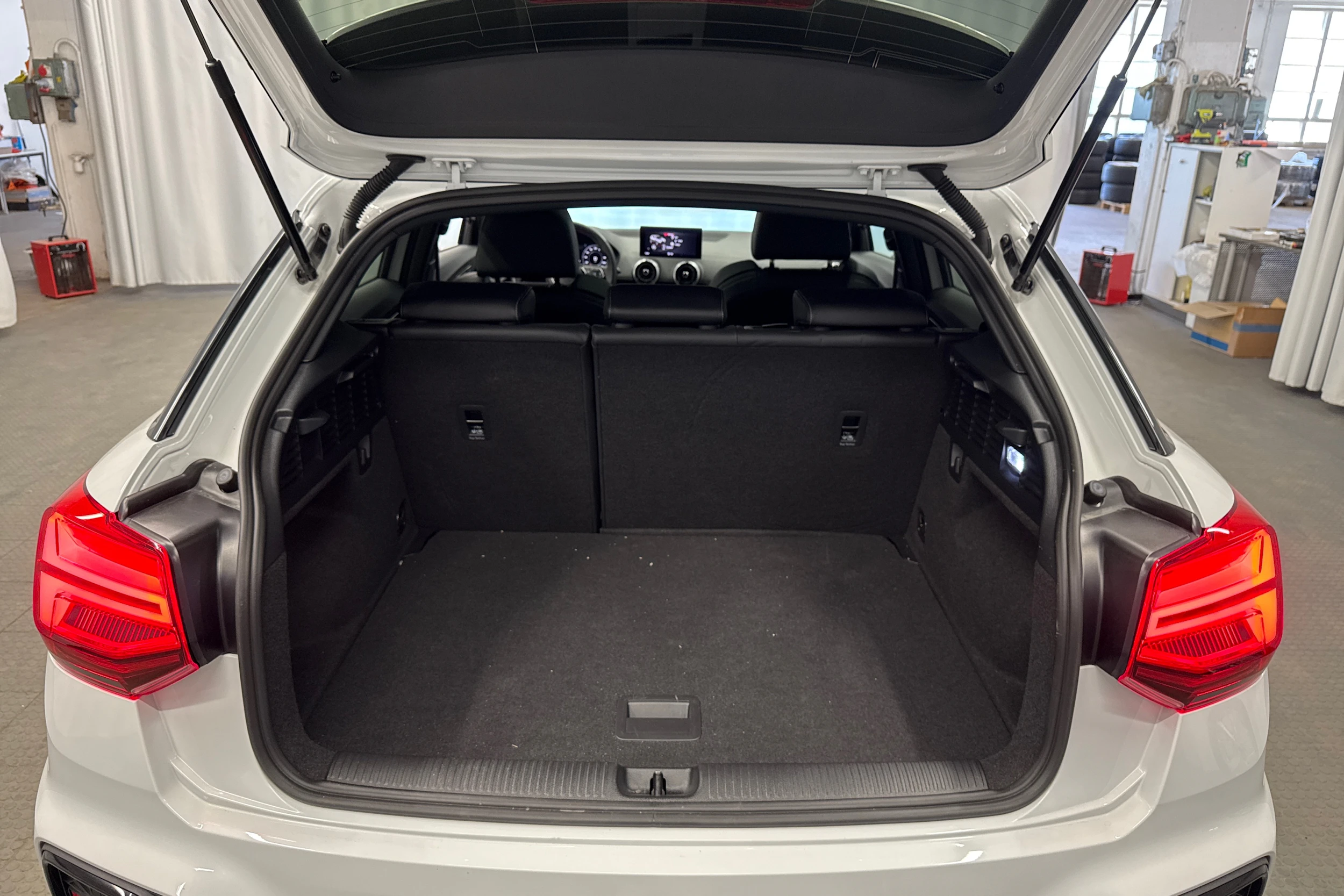 valkoinen Audi Q2 2024 kuva 30.