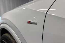 valkoinen Audi Q2 2024 kuva 32.