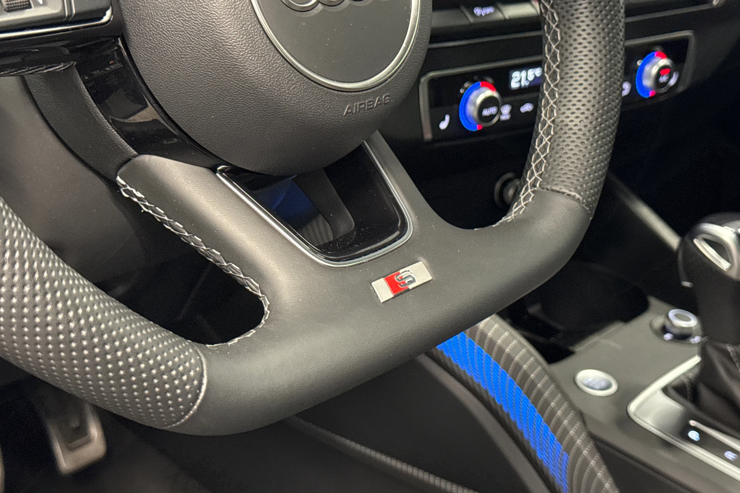 valkoinen Audi Q2 2024 kuva 33.