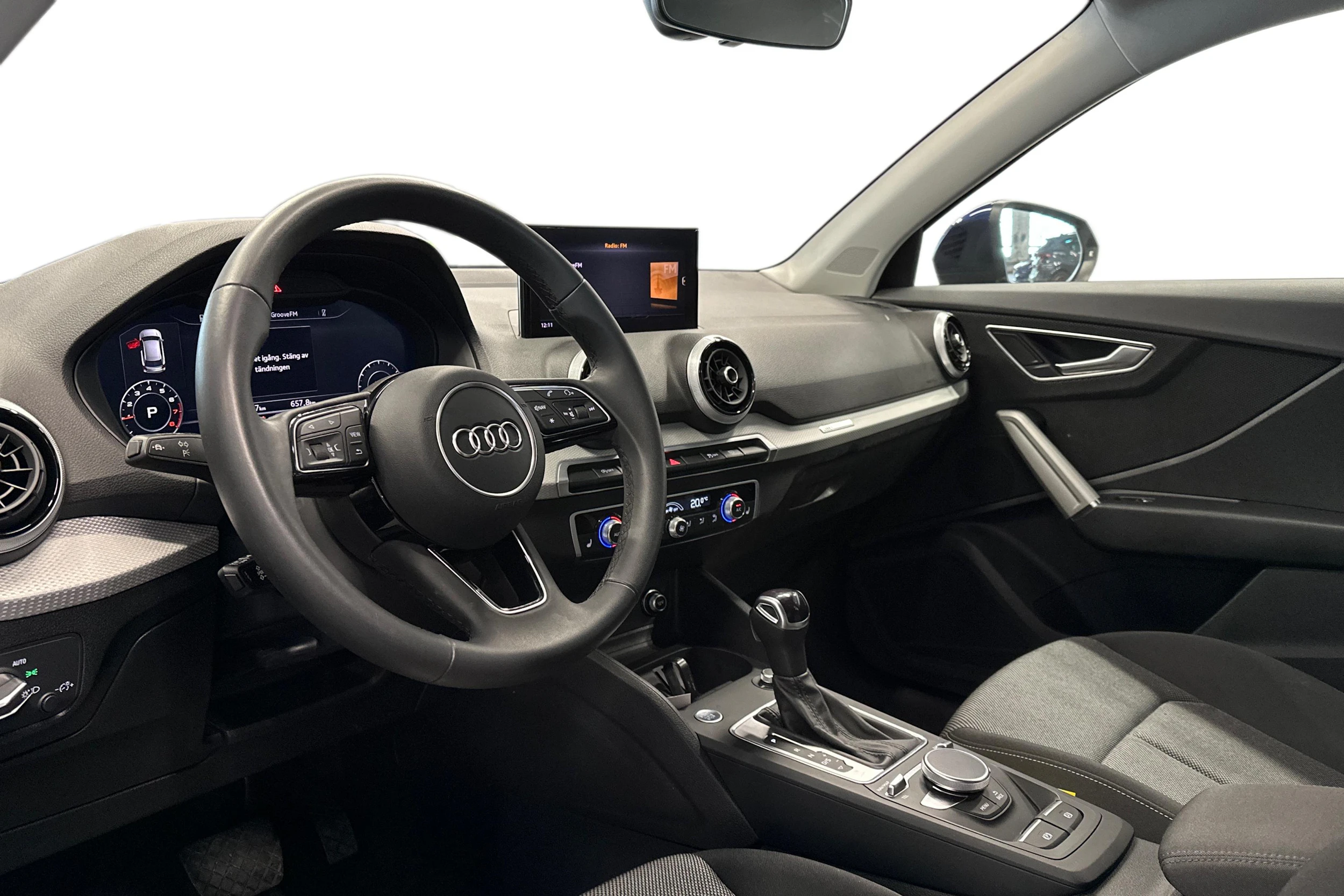sininen Audi Q2 2024 kuva 3.