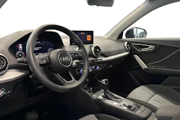 sininen Audi Q2 2024 kuva 3.