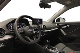 musta Audi Q2 2024 kuva 6.