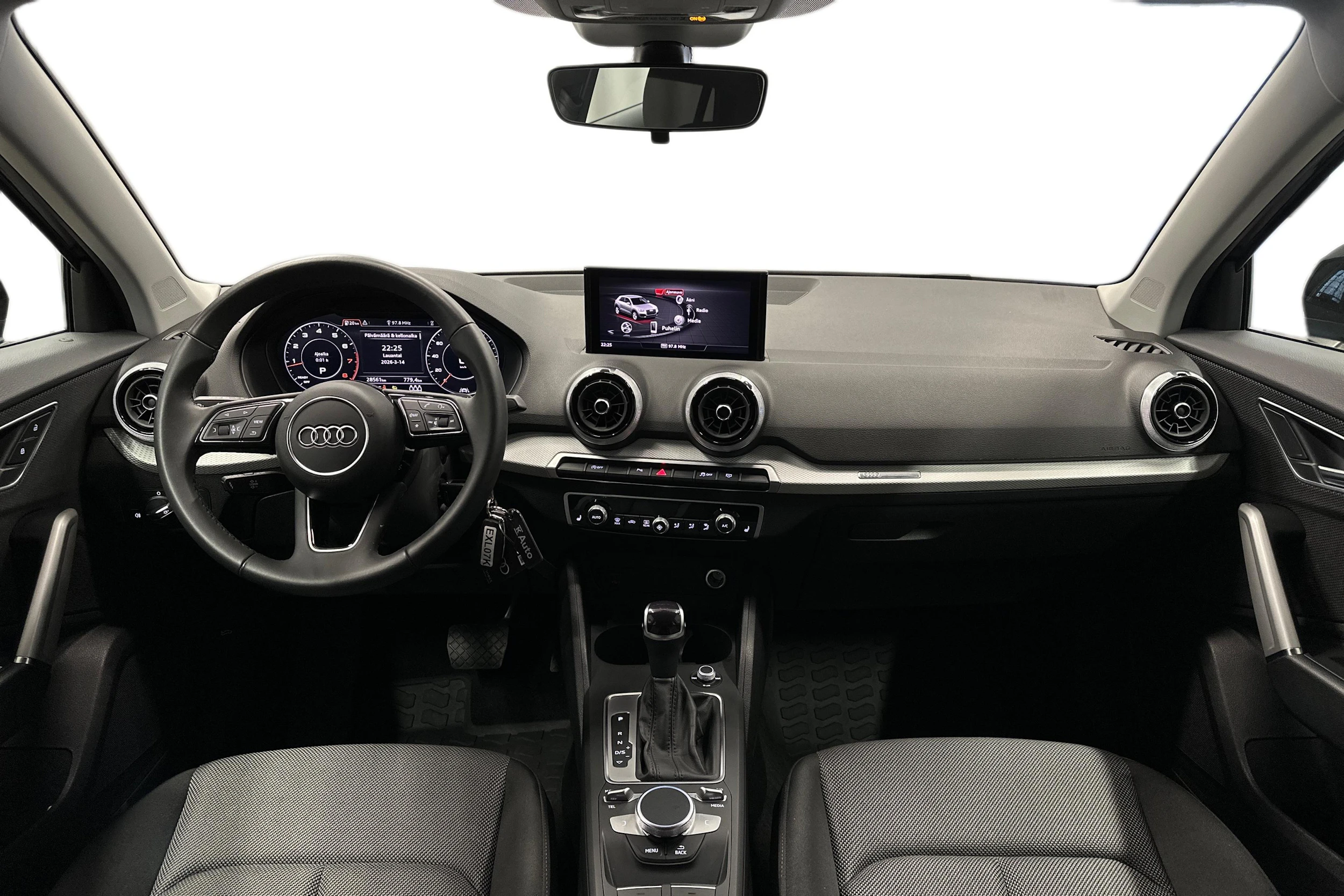 musta Audi Q2 2024 kuva 7.