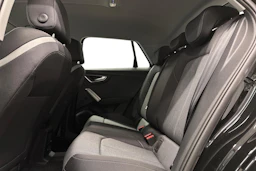 musta Audi Q2 2024 kuva 8.