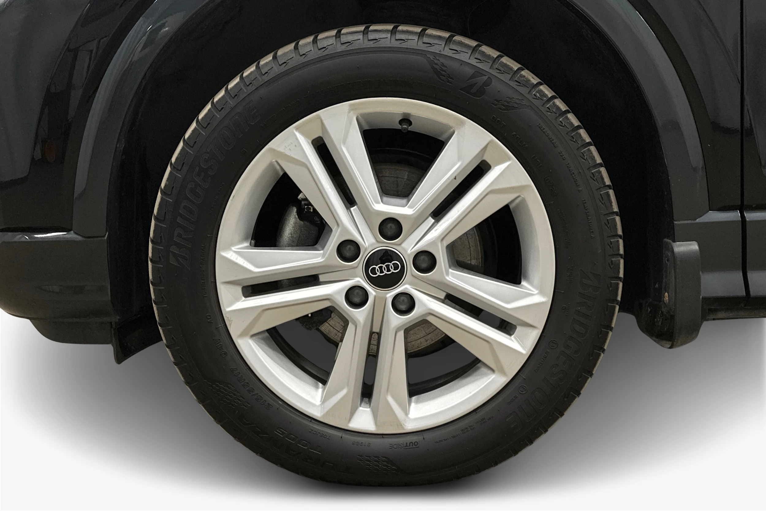 musta Audi Q2 2024 kuva 9.