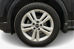 musta Audi Q2 2024 kuva 9.