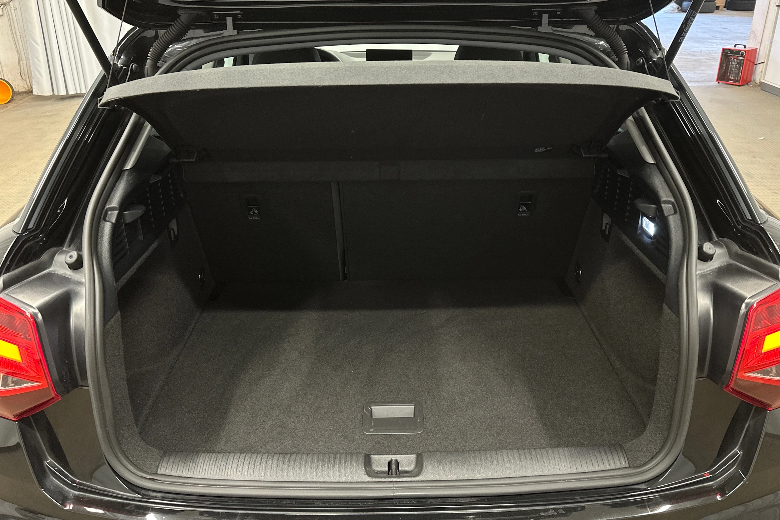 musta Audi Q2 2024 kuva 11.