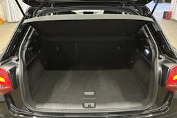 musta Audi Q2 2024 kuva 11.